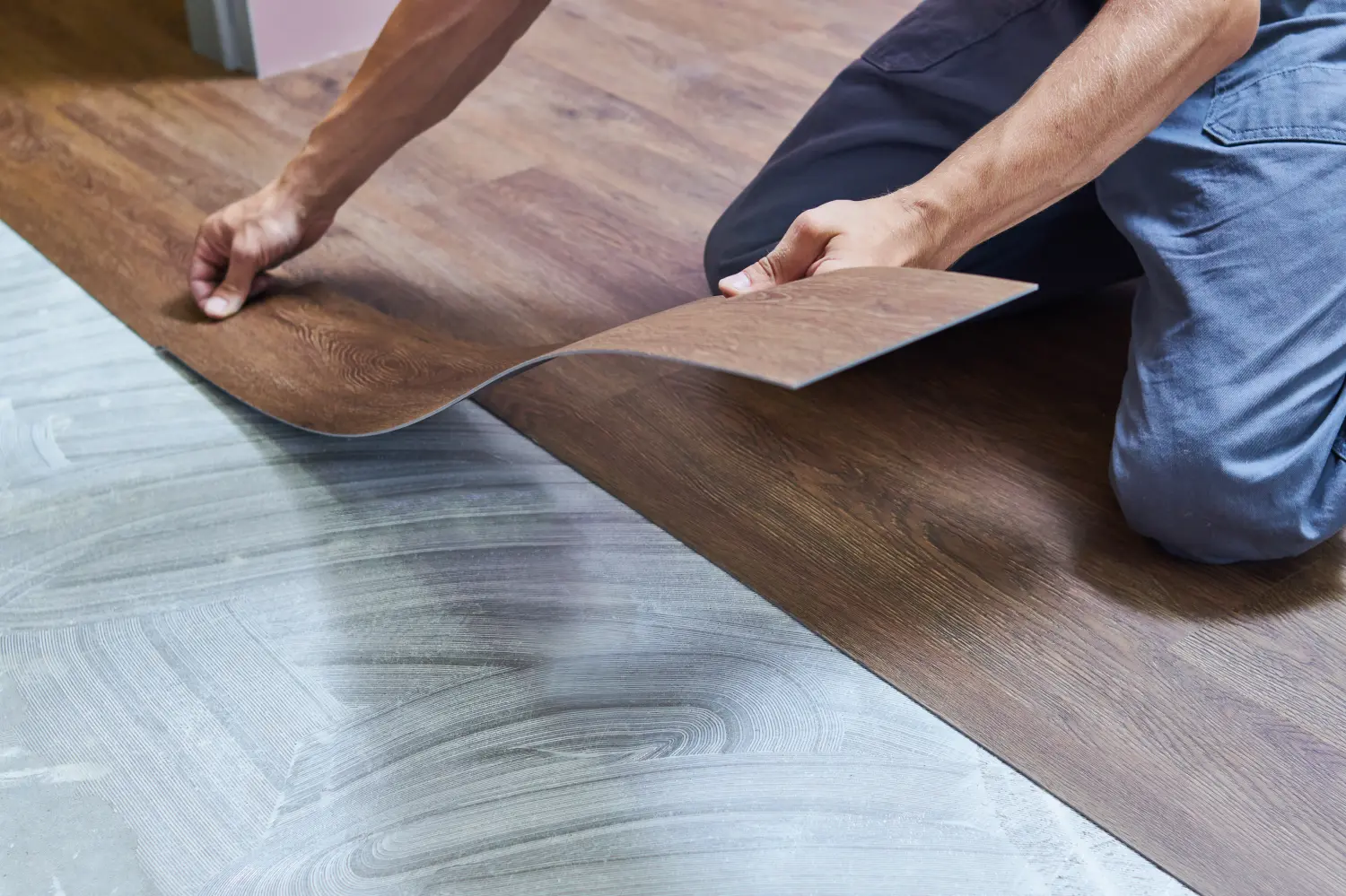 Arbeiter verbindet Vinyl-Bodenbelag bei der Renovierung seines Hauses